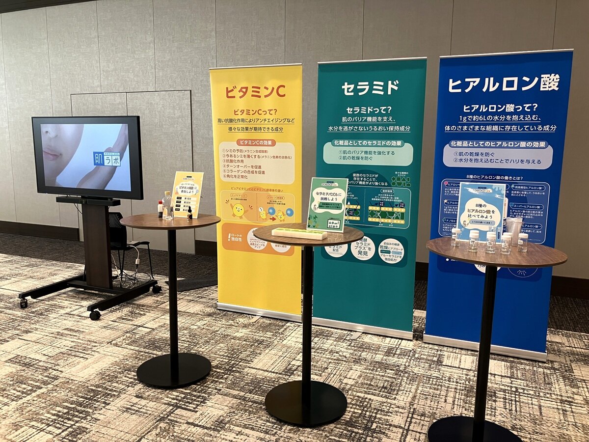 会場備品（モニター・ハイテーブル）を活用した展示