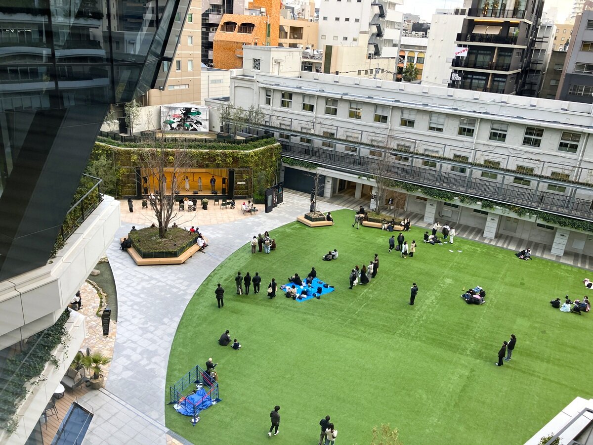 芝生広場の緑を望む開放的なロケーション