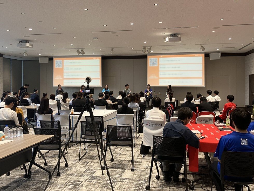Link Room 1｜2面スクリーンを活用し、パネルディスカッションを実施