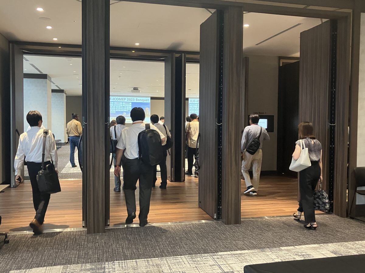 メイン会場「Link Room1」に入場される様子