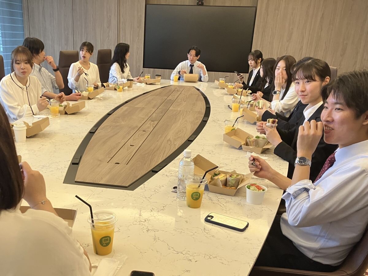 食事を楽しみつつ会話が弾むランチタイムの様子
