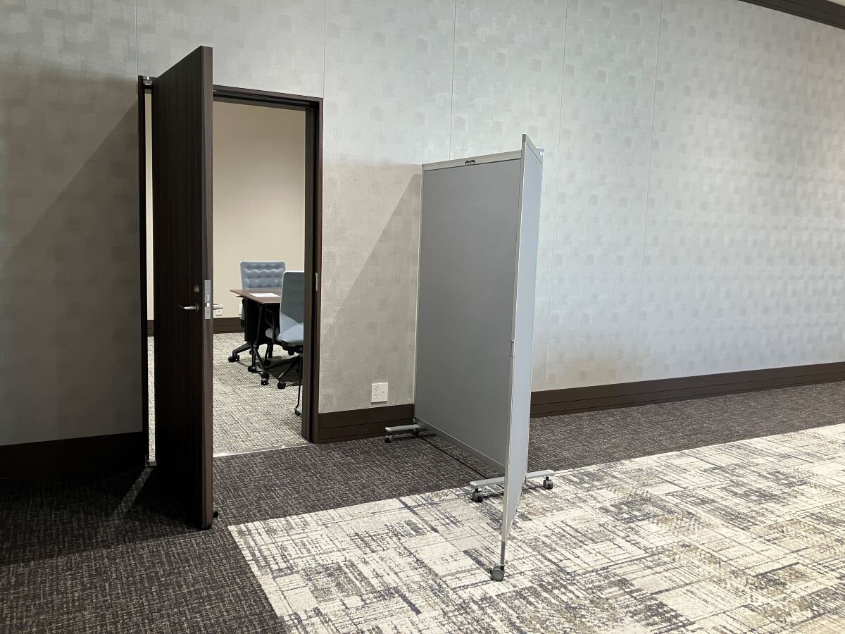 Guest Roomからの入場導線にパーテーションを設置