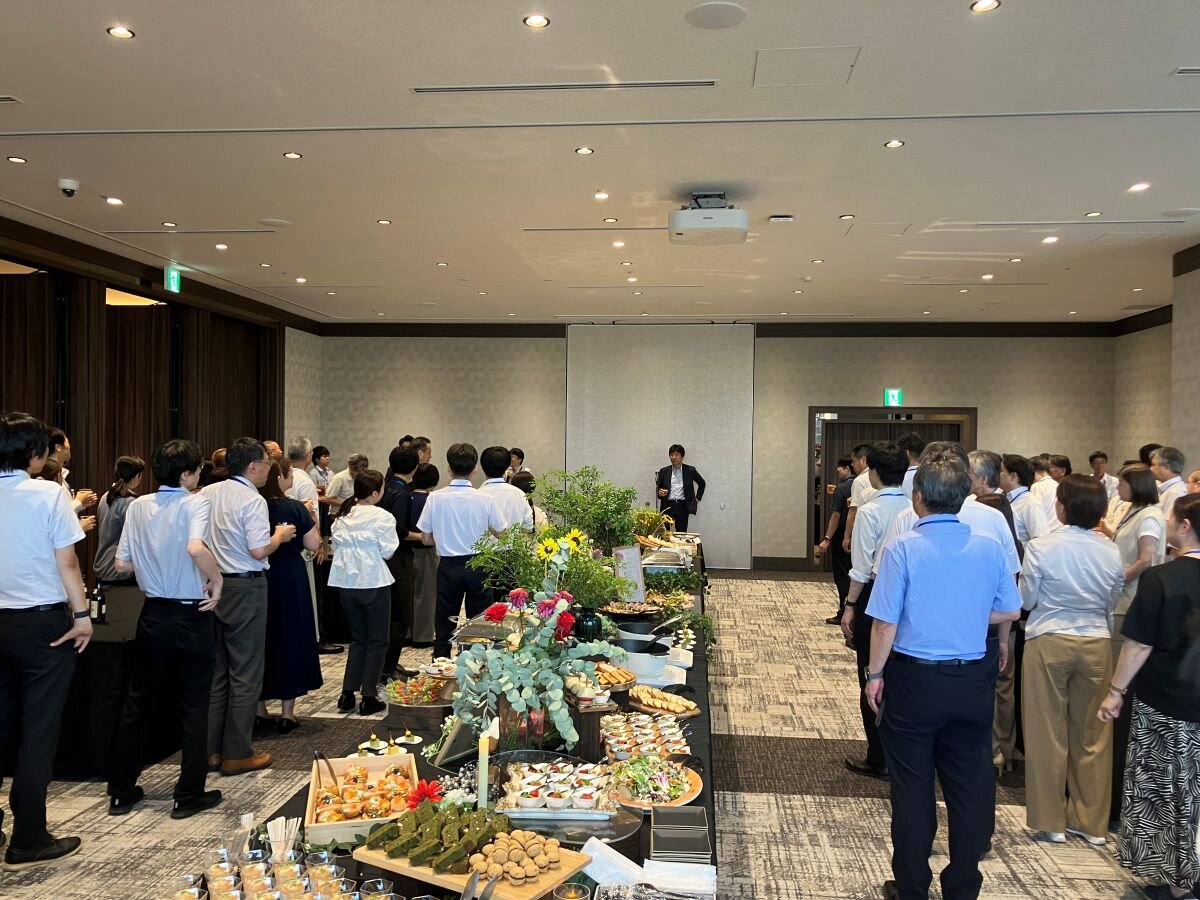 懇親会での乾杯のご挨拶シーン