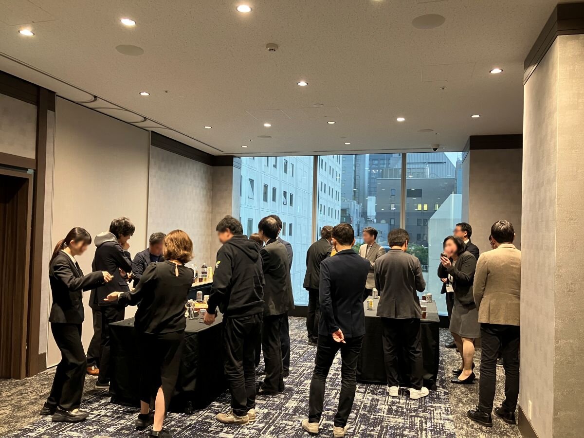 立食形式の懇親会（交流会）の様子