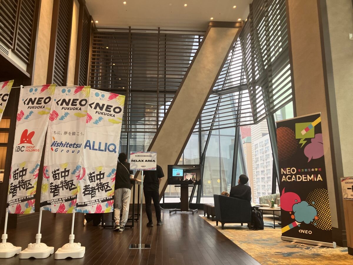 Entrance Lobby｜中継モニタが設置されたリラックスエリア