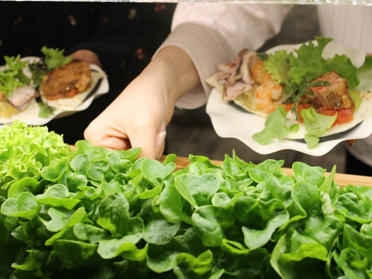 その場で収穫して仕上げる“体験型ケータリング”