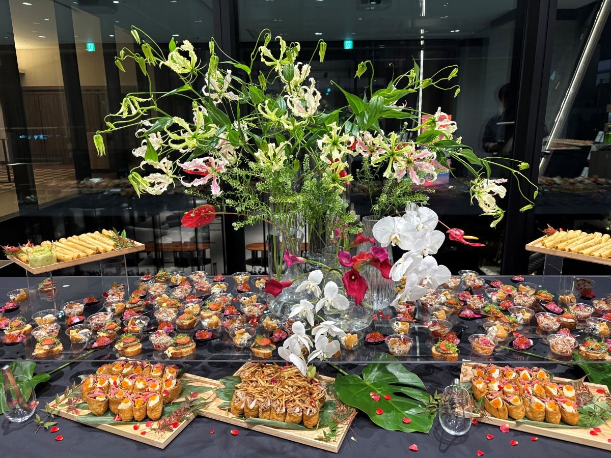 生花を使ったコーディネートが料理との一体感を演出