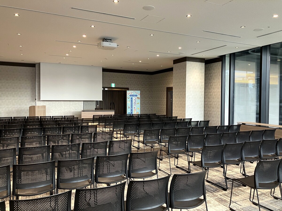 Link Room 2+3｜トークエリア（シアター形式 150席）