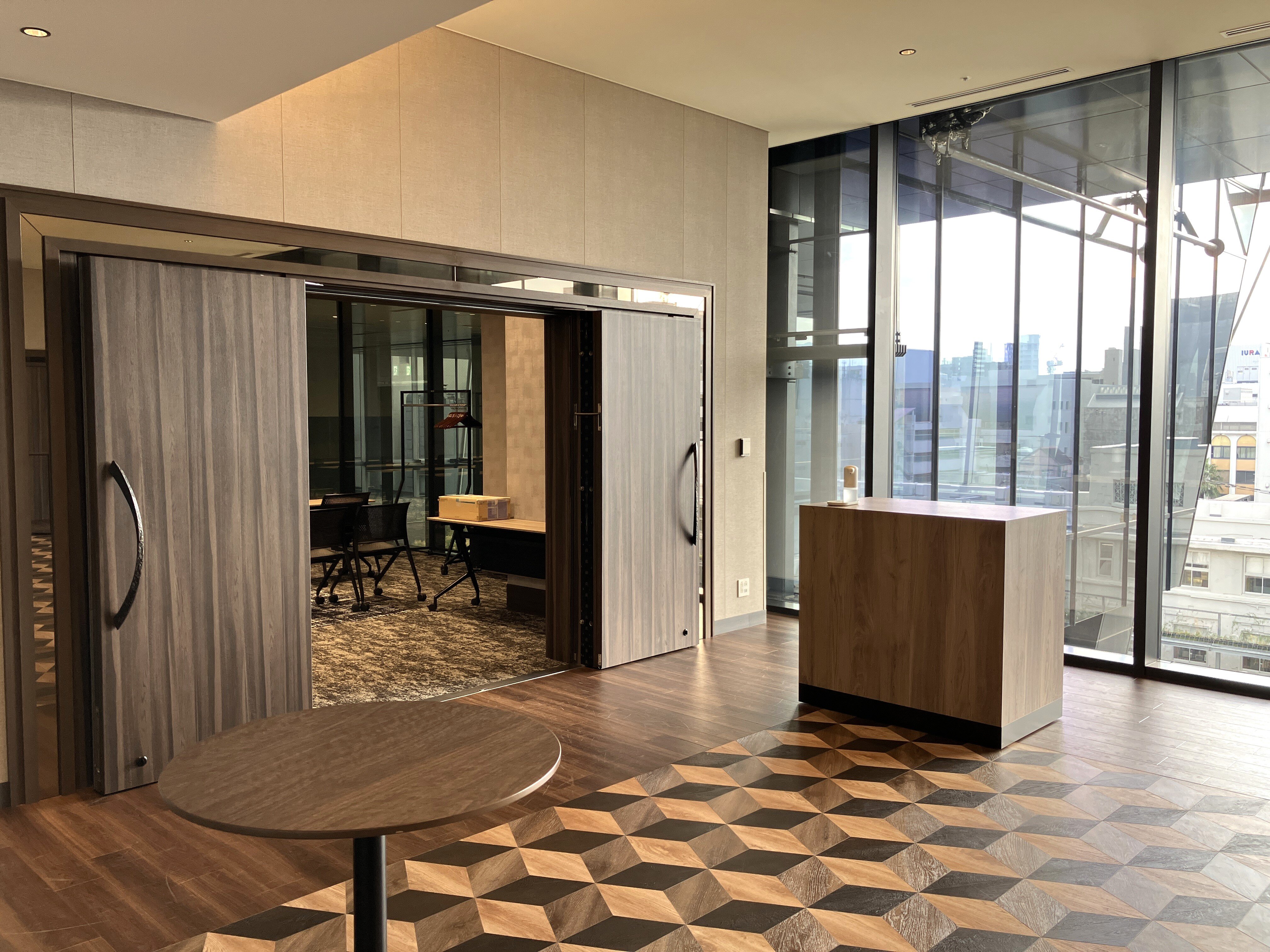 受付には Cross Lounge を使用。ドアは180度開放でき、広々とした空間演出が可能。