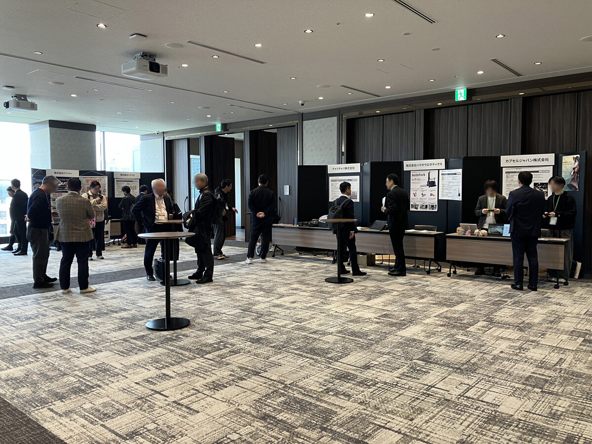 Cross Lounge｜展示ブースを 10 社配置