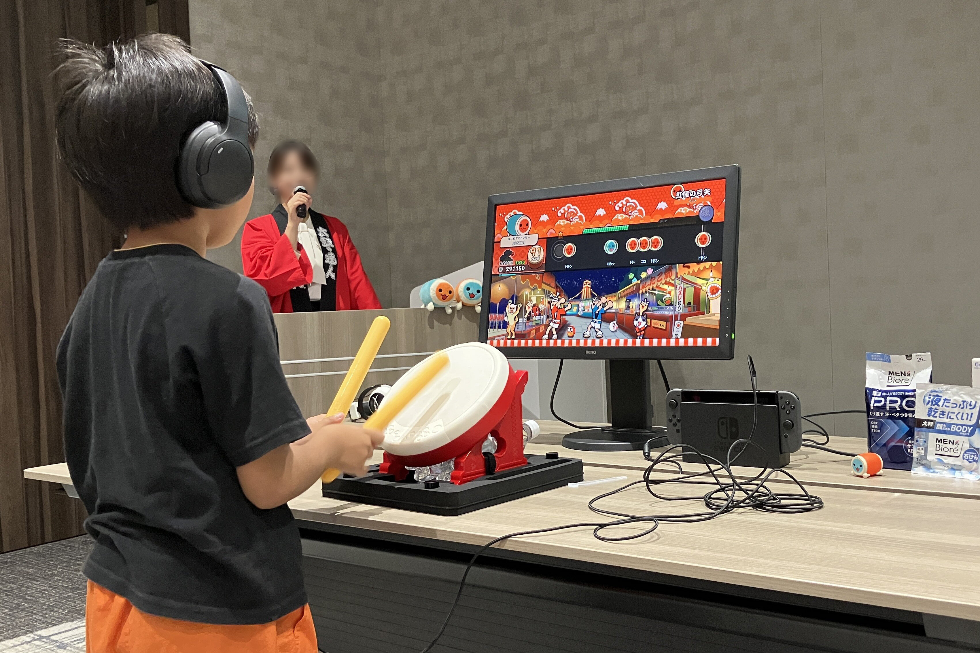  「太鼓の達人」をプレイする参加者と競技スペース