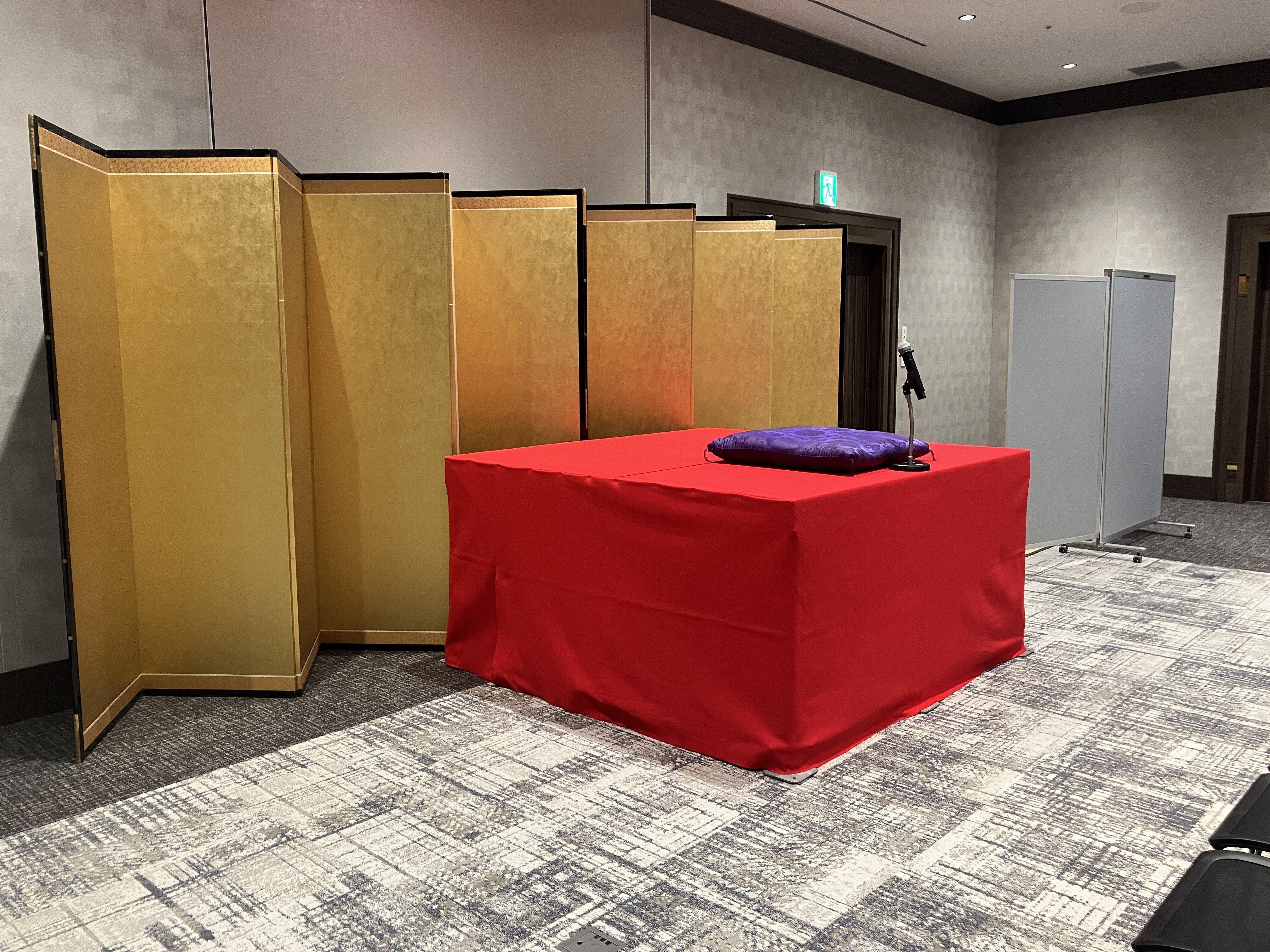 落語用の高座セットと金屏風