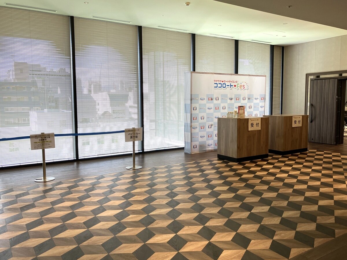 Cross Lounge｜受付・待機列エリア
