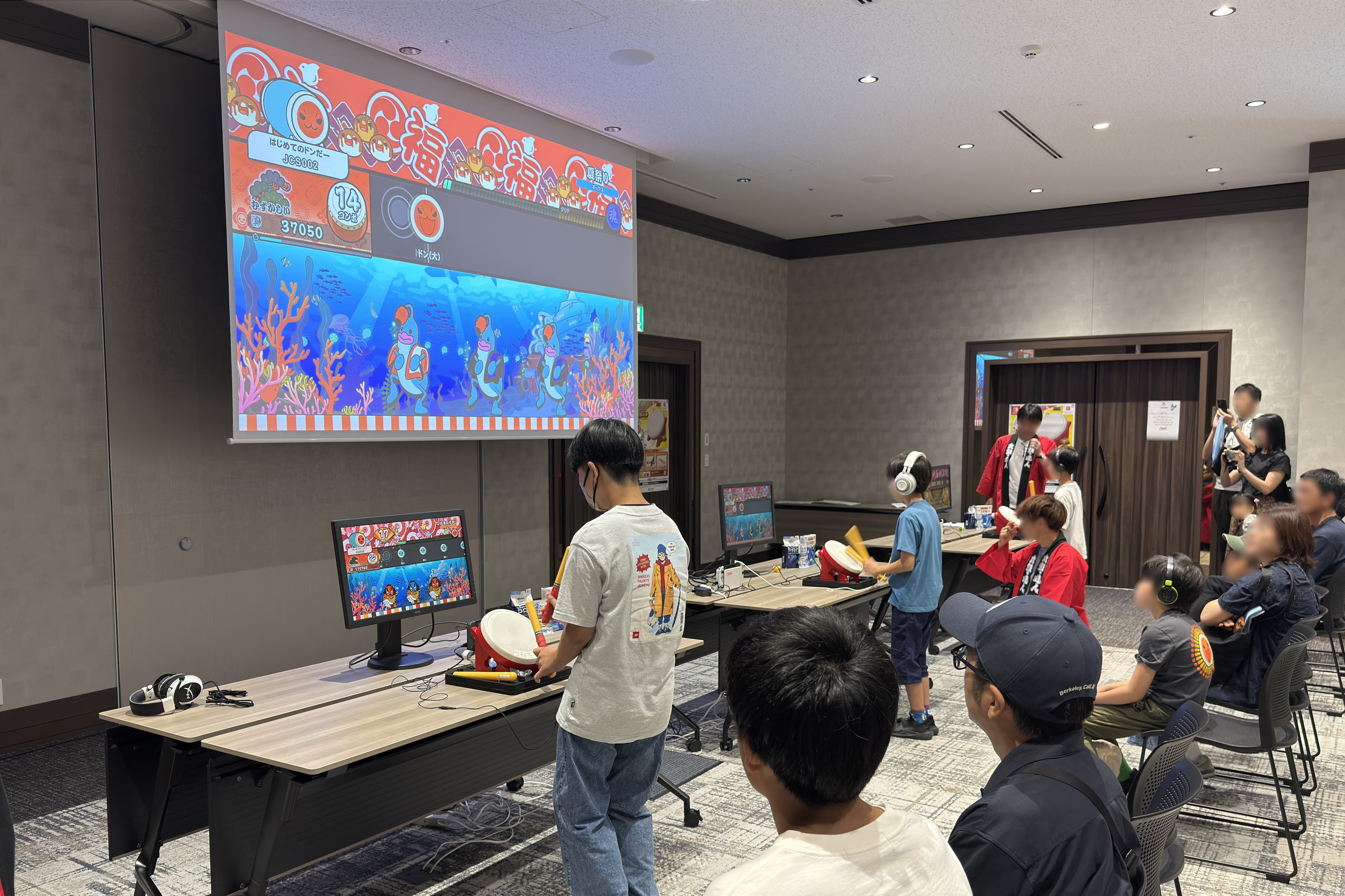 大画面にゲーム画面を映し出して行われた競技の様子
