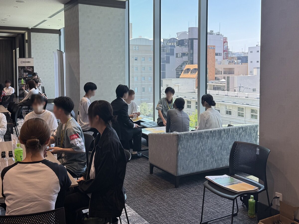 Link Room 1｜窓際にソファを設置し、学生と企業担当者が交流できる空間を設計