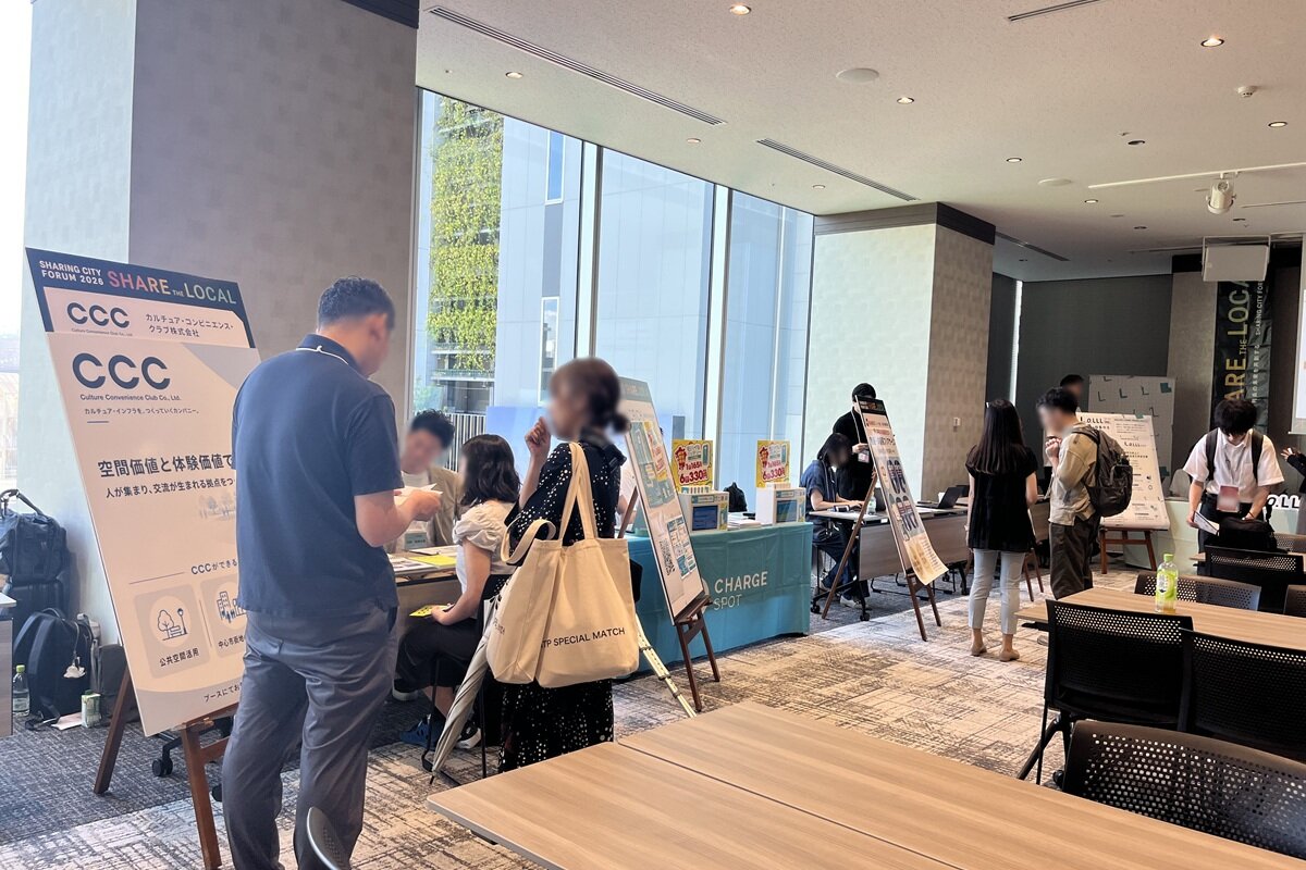 Link Room 1｜18社の展示ブースを設置